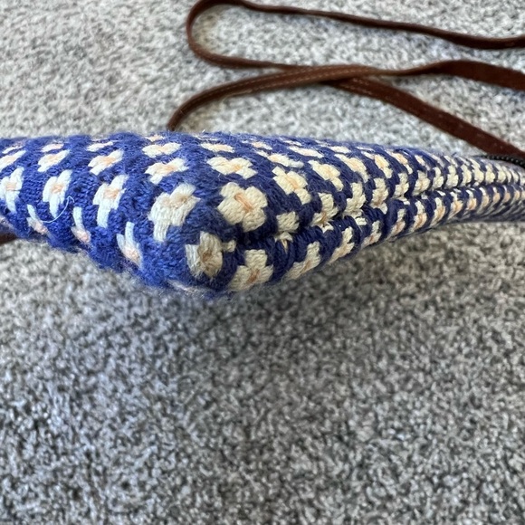 Guatemala Colorful Blue/white/Yellow Floral Woven Leather Strap Crossbody Bag - Picture 5 of 12